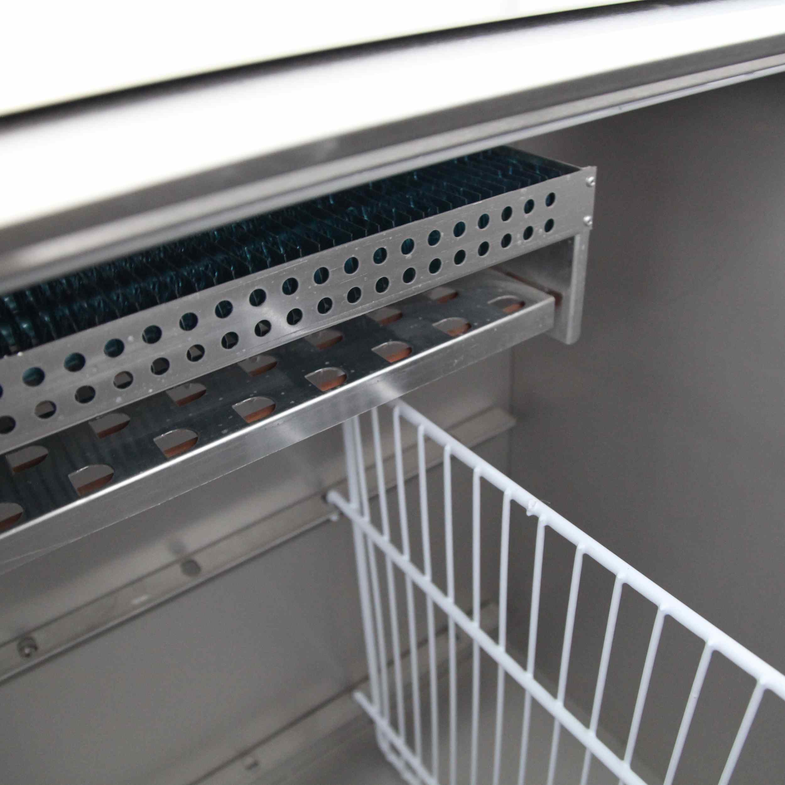 Réfrigérateur professionnel à boissons inox 565 litres capacité nette statique positif dégivrage automatique - BHC250X1 - Tefcold en cuisine professionnelle