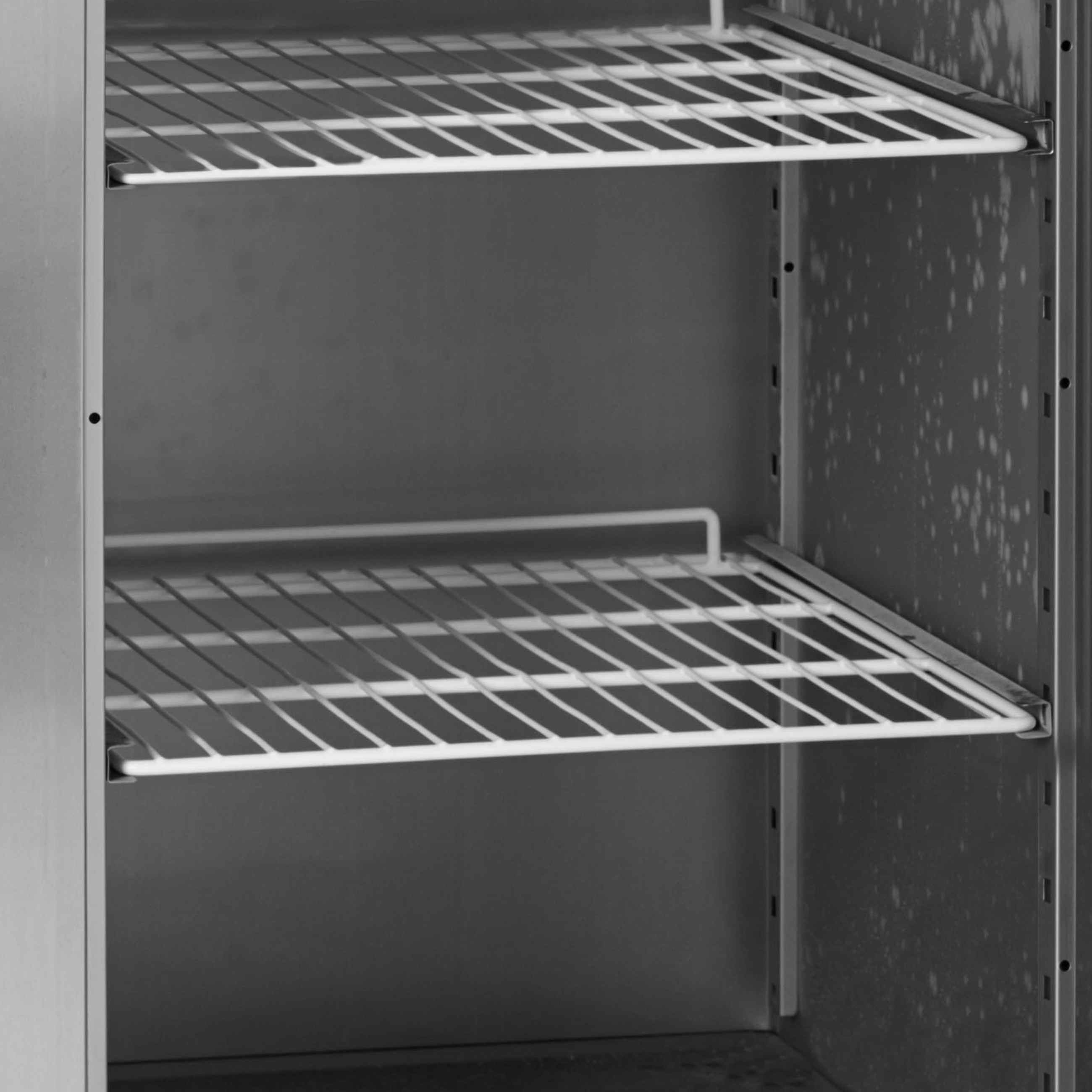 Réfrigérateur professionnel positif 395 litres 1 porte pleine à fermeture automatique - GUC70 - Tefcold en cuisine professionnelle