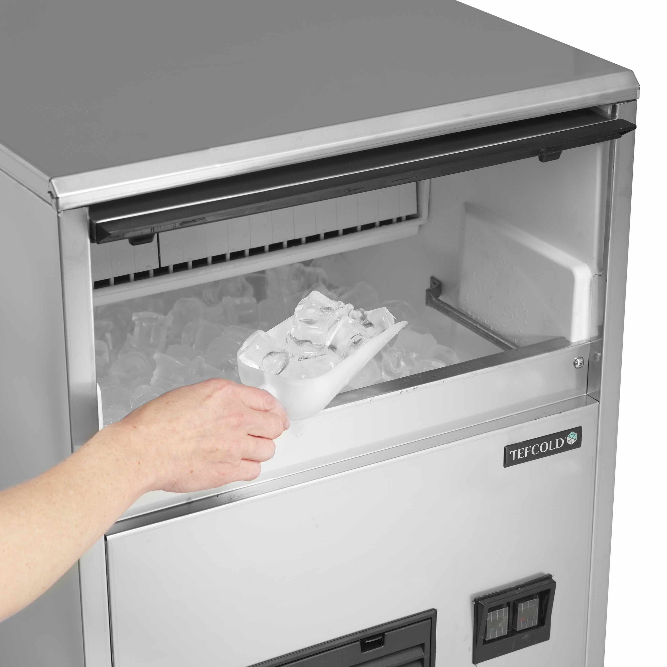 Machine à glaçons professionnelle production 26 kg/24h stockage 8 kg glaçons transparents - TC26 - Tefcold en cuisine professionnelle